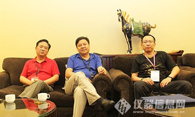 昆山市超聲儀器有限公司副總劉立人，在“專業(yè)教學實驗室建設(shè)”計劃項目中發(fā)表重要講話，并代表公司捐贈價值